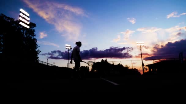 Silhouette Eines Tennisspielers Bei Sonnenuntergang Dient Zum Sieg — Stockvideo