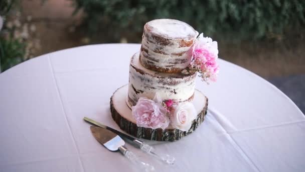 Plan Lisse Beau Gâteau Mariage Intact Assis Sur Une Table — Video
