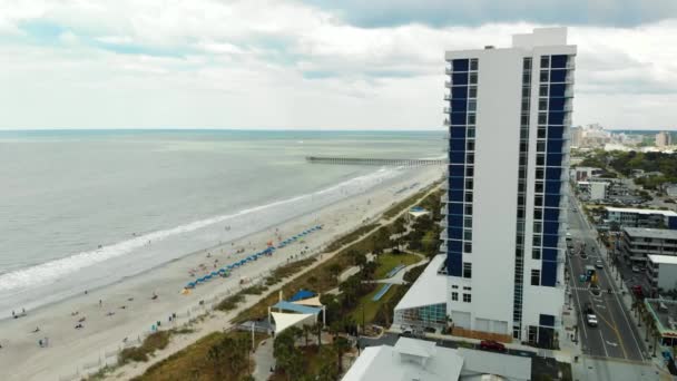 Aerial Push Skott Mot Myrtle Beach Kustlinje Förbi Stor Byggnad — Stockvideo