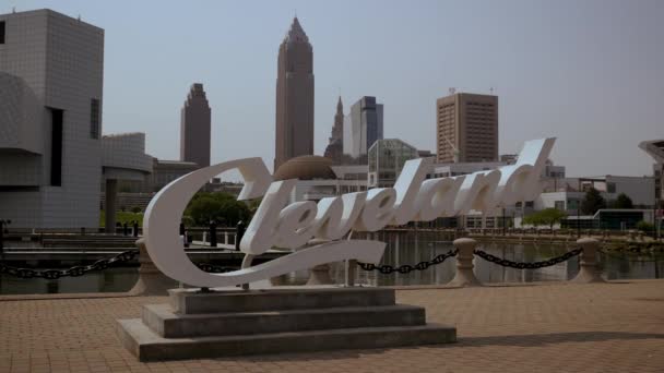 Cleveland North Coast Harbor Script Sign Time Lapse Pada Siang — Stok Video