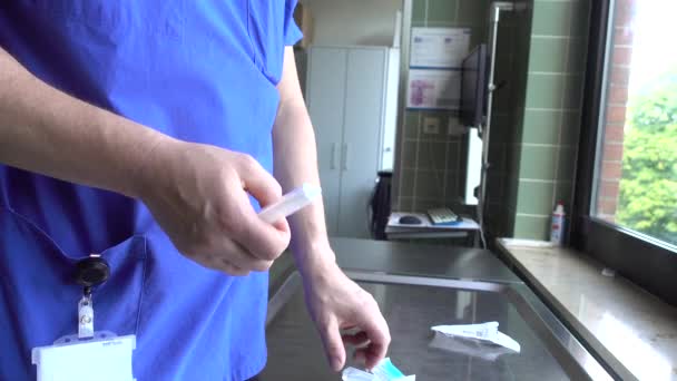 Personale Medico Messo Farmaco Una Siringa Somministrarlo Paziente — Video Stock
