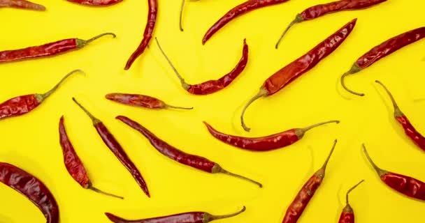 Красный Chile Rbol Chilies Останавливает Движение Рисунок Веселом Жизнерадостном Желтом — стоковое видео