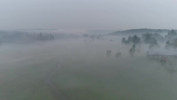 Luchtfoto Vliegen Door Mist Rook Een Landelijke Alberta Boerderij — Stockvideo