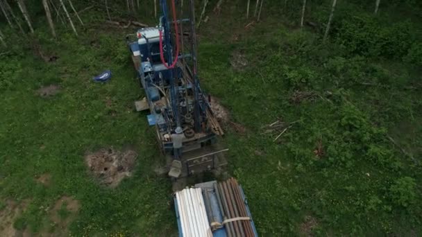 Overhead Panning Aerial View Water Well Drilling Rig Operator Adding — Stock Video