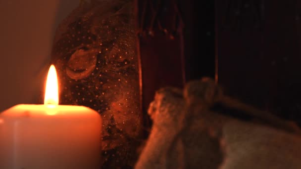 松懈的背景图把一些香草放在小包里的特写特写镜头 蜡烛上闪烁着火焰 灰尘四处飞扬 — 图库视频影像