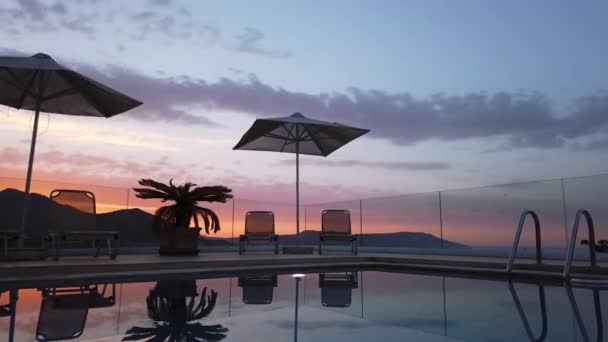 Sunset Time Lapse Luxury Greek Villa Patio Com Piscina Espreguiçadeiras — Vídeo de Stock