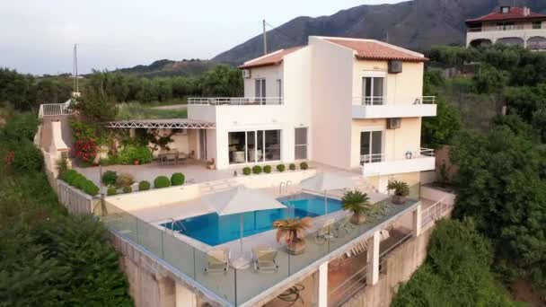 Aerea Pull Lontano Villa Greca Lusso Con Piscina Con Montagne — Video Stock