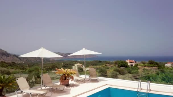 Low Air Flyover Luxury Greek Villa Patio Loungers Revelando Litoral — Vídeo de Stock