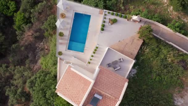 Tiro Aéreo Giratorio Villa Griega Lujo Con Piscina Tumbonas Asientos — Vídeo de stock