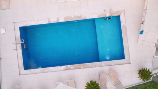 Rotating Upwards Aerial Shot Empty Pool Luxury Greek Villa Miniature — Stock Video