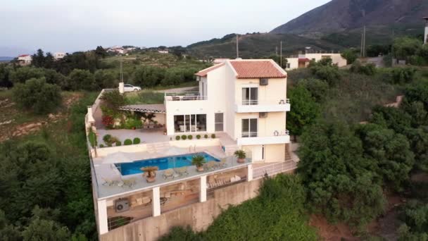 Aerial Clockwise Fly Luxury Greek Villa Pool Mountains Background Green — стокове відео