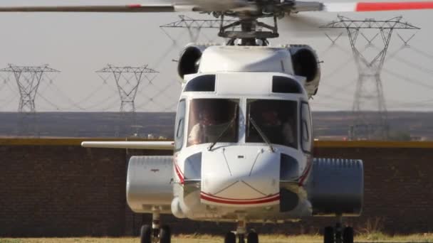 Helikopter Leszállása Leállítása Helikopter Leszállóhelyen — Stock videók