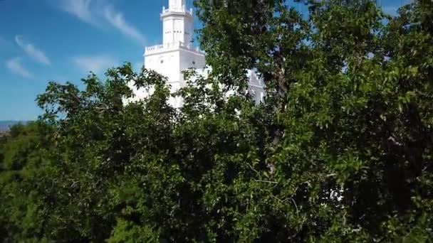 Drone Shot Volant Vers Haut Révélant Temple Saint George Derrière — Video