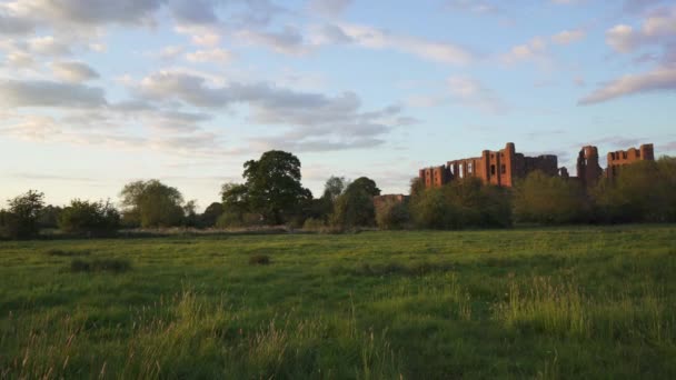 Soirée Été Anglaise Parfaite Avec Lent Panoramique Montrant Les Ruines — Video