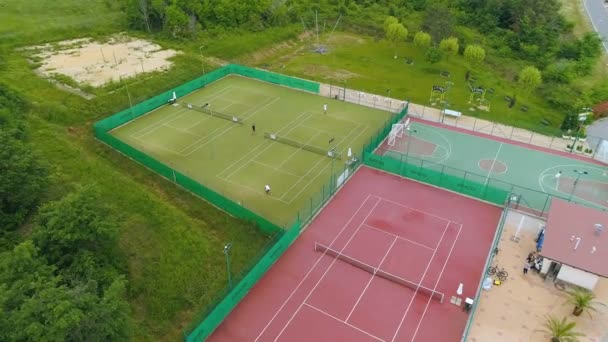 Aériennes Maisons Sur Mer Avec Piscines Luxe Court Tennis — Video