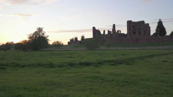 Schwenkbild Das Kenilworth Castle Spätsommerlichen Abendsonnenuntergang Zeigt Über Eine Wiese — Stockvideo