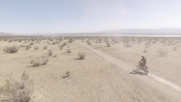 Повітряний Земляний Байкер Їде Мотоциклі Honda Crf Пустелі Слідування Відстеження — стокове відео