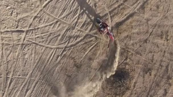 Aerial Felül Dinamikus Lövés Egy Dirt Motoros Mint Csinál Néhány — Stock videók