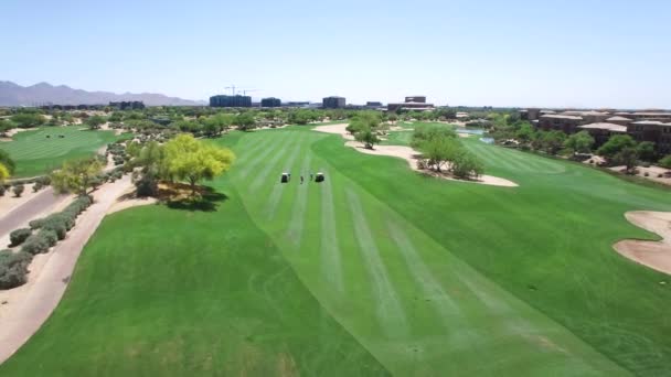 Aérea Grupo Golfistas Fairway Que Prepara Para Columpiarse Scottsdale Arizona — Vídeo de stock