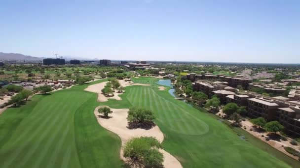 Flyg Ner För Golfbanas Intilliggande Fairways Mot Två Golfvagnar Fjärran — Stockvideo