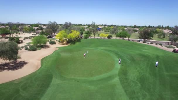 Golfista Aéreo Shorts Laranja Coloca Como Drone Voa Sobre Scottsdale — Vídeo de Stock