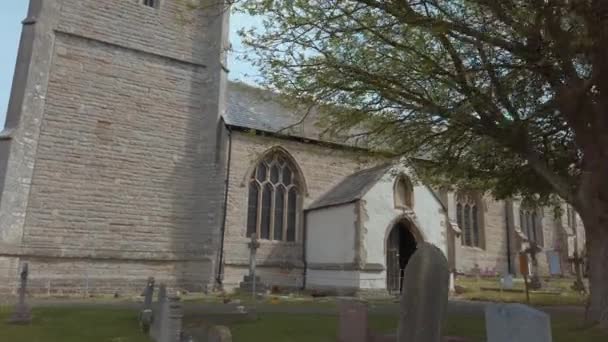 Gimbal Schot Lopen Door Kerkhof Naderen Kerk — Stockvideo