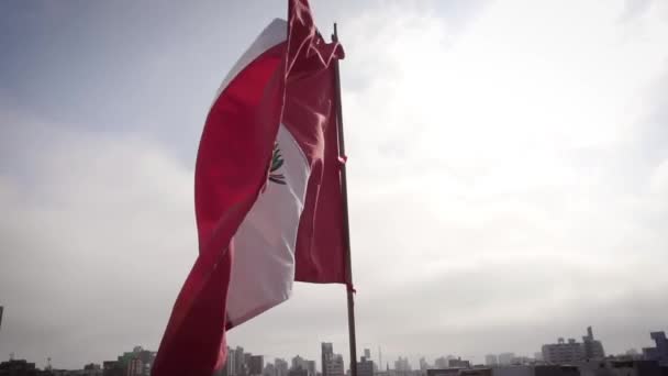 Slow Motion Перуанський Прапор Розмахує Вітром Через Міфічний Ландшафт Ліми — стокове відео