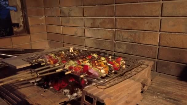 Handheld Aufnahme Von Gemüsespießen Die Nachts Auf Einem Heißen Holzkohlegrill — Stockvideo