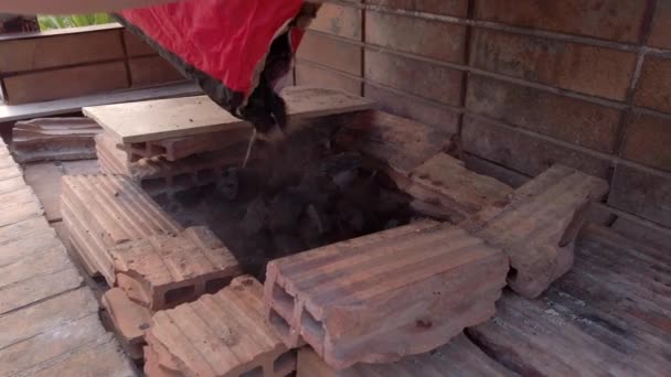 Slow Motion Wide Shot Man Verter Carbón Agujero Barbacoa Piedra — Vídeos de Stock