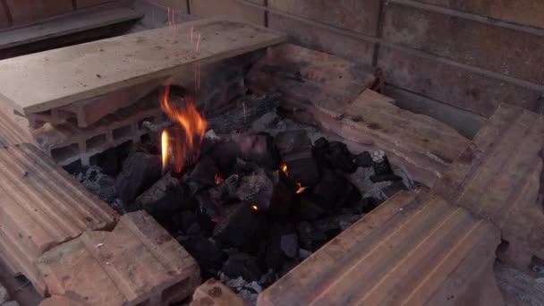 Zeitlupe Breiter Schuss Des Menschen Der Holzkohlebriketts Auf Einen Lit — Stockvideo