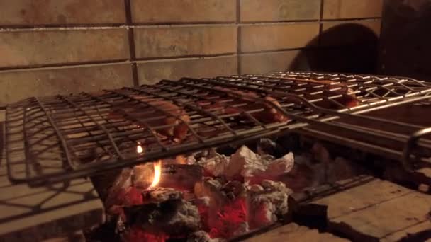 Handheld Shot Van Worsten Een Houtskool Bbq Nachts Het Creëren — Stockvideo