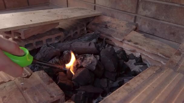 Wide Shot Man Iluminando Churrasco Estilo Grego Carvão Anoitecer Com — Vídeo de Stock