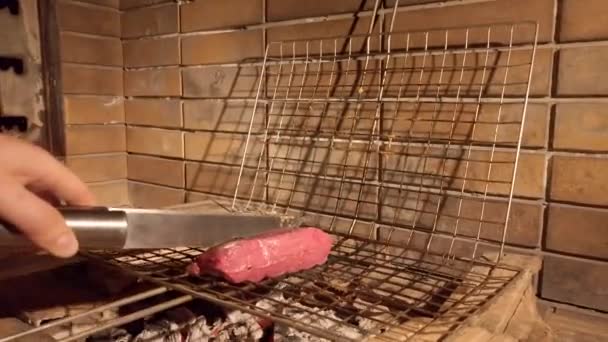 Handheld Shot Man Colocando Bife Carvão Churrasco Grill Seasoning Com — Vídeo de Stock