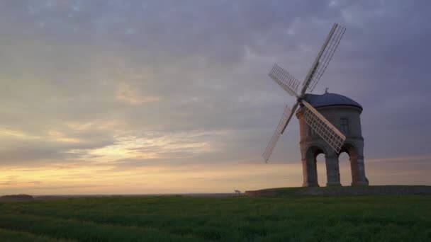 Schwenkbild Einer Chesterton Windmühle Die Sich Goldenen Sommersonnenuntergang Sonnt Der — Stockvideo