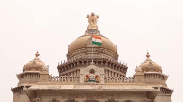 Mávání Indickou Vlajkou Nad Vidhana Soudha Nebo Parlament Nebo Zákonodárné — Stock video