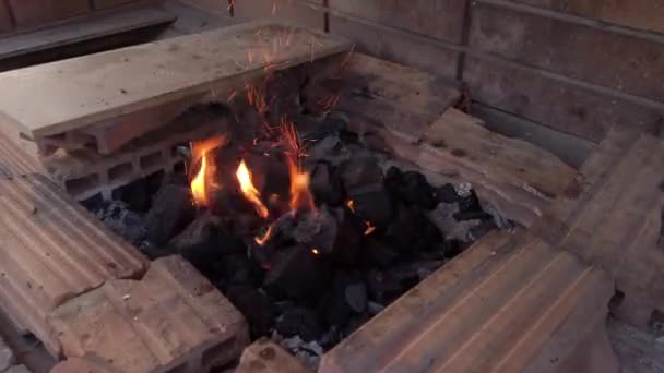 Wide Shot Man Colocando Briquetes Carvão Vegetal Lit Charcoal Estilo — Vídeo de Stock