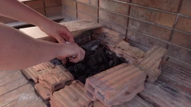 Zeitlupe Weitwinkelaufnahme Eines Mannes Der Feuerzeuge Holzkohle Steckt Einen Grill — Stockvideo