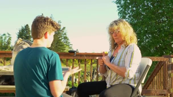 Uma Mulher Ensinar Linguagem Gestual Adolescente Ambiente Livre Relaxado Com — Vídeo de Stock