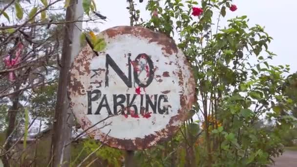 Weathered Hand Painted Parking Sign Pan Gravel Road — Stock Video