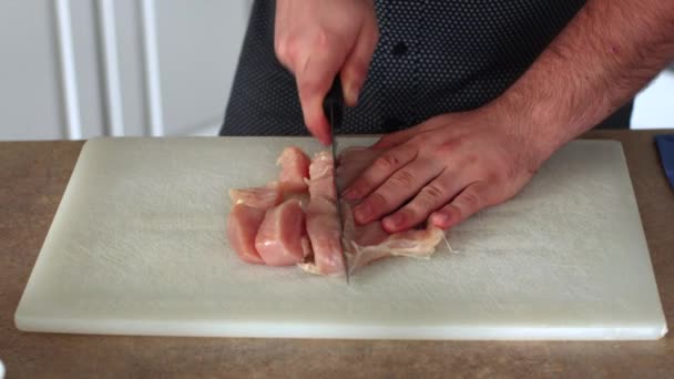 まな板の上で鶏肉を切る — ストック動画