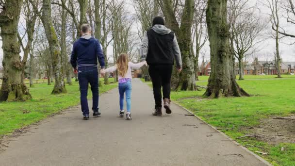 Δύο Άντρες Περπατούν Ένα Κοριτσάκι — Αρχείο Βίντεο