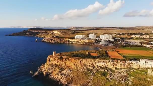 Kışın Malta Goldenbay Ghajn Tuffieha Sahillerinden Insansız Hava Aracı Videoları — Stok video