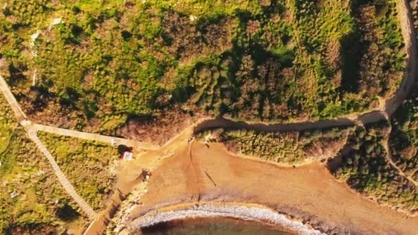 Видео Беспилотника Мальты Показывающее Пляж Гайн Туффиега Одним Человеком Идущим — стоковое видео