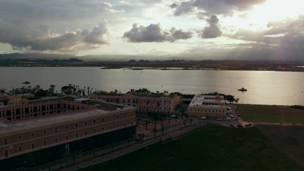 Flyr Langs Gamle San Juan Puerto Rico Idet Solen Går – stockvideo