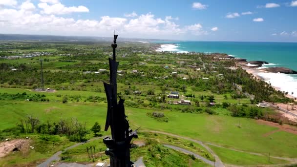 Patung Christopher Columbus Yang Sangat Tinggi Didirikan Sepanjang Pantai Arecibo — Stok Video