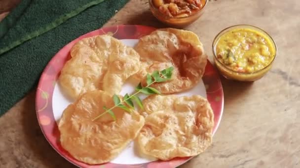 Rotacja Chole Bhature Lub Curry Ciecierzycy Fried Puri Serwowane Naczyniach — Wideo stockowe