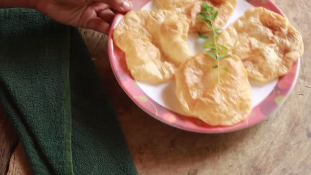 Chole Bhature Grão Bico Curry Puri Frito Servido Terracota Louças — Vídeo de Stock