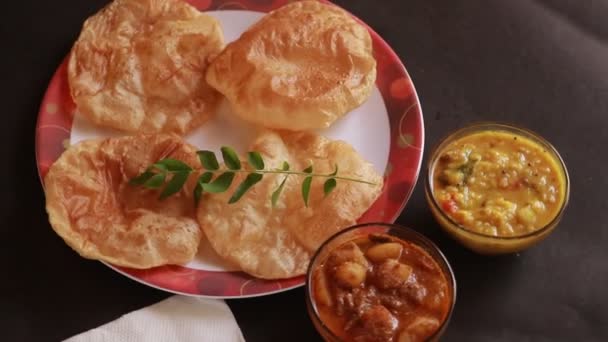 Rotacja Chole Bhature Lub Curry Ciecierzycy Fried Puri Serwowane Naczyniach — Wideo stockowe