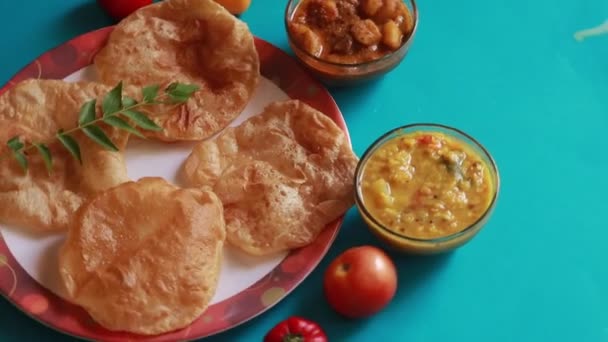 Rotación Chole Bhature Garbanzo Curry Puri Frito Servido Vajilla Terracota — Vídeos de Stock