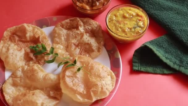Rotacja Chole Bhature Lub Curry Ciecierzycy Fried Puri Serwowane Naczyniach — Wideo stockowe